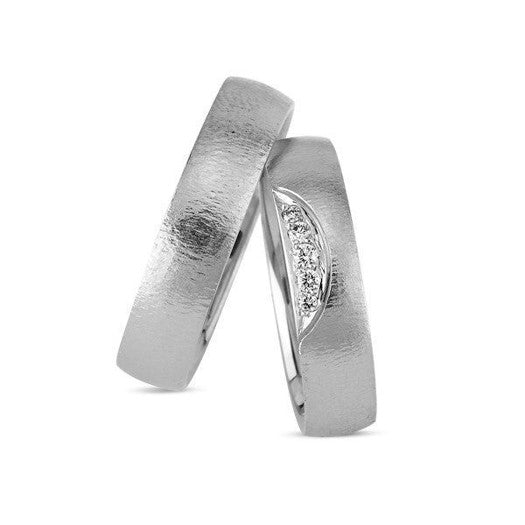 Tidløse Nuran vielsesringe i 14 karat hvidguld med 0,07 ct diamanter – let buet, klassisk design.